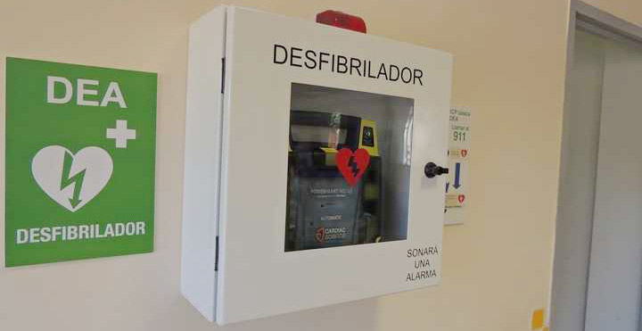 Instalan desfibriladores