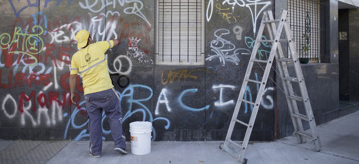 Limpian frentes vandalizados