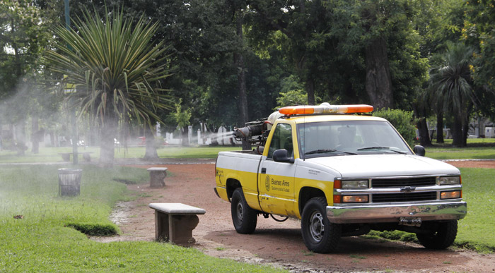 Fumigan plazas y parques