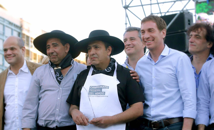 Santilli junto a los campeones del asado