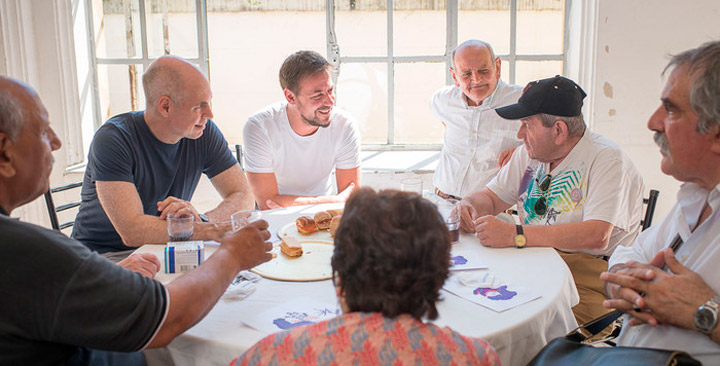 Brindiz con adultos mayores