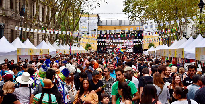 Colectividades en Avenida de Mayo