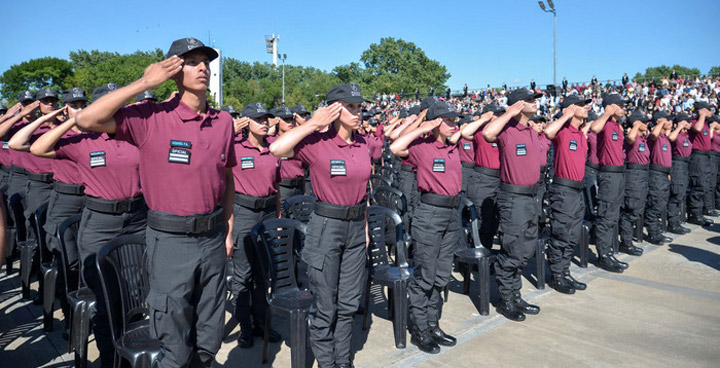 Egresaron policías y bomberos