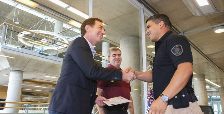 Reconocimiento a policías