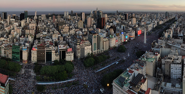 El Obelisco celeste y blanco