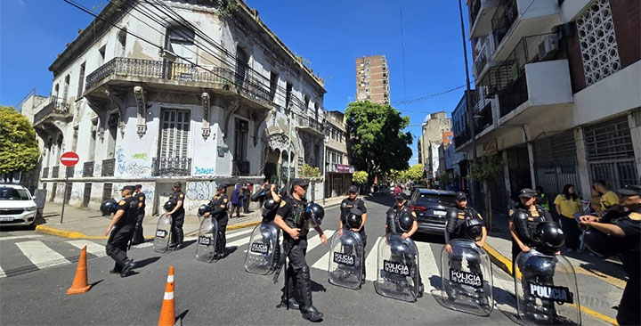 Desalojan edificio en Once Desalojan edificio en Once