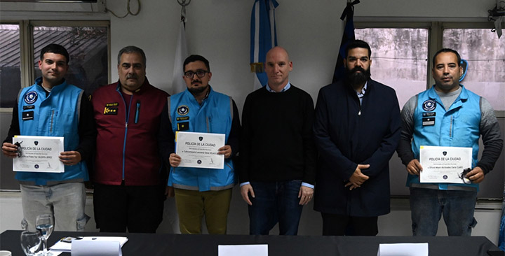 Distinguen a policías