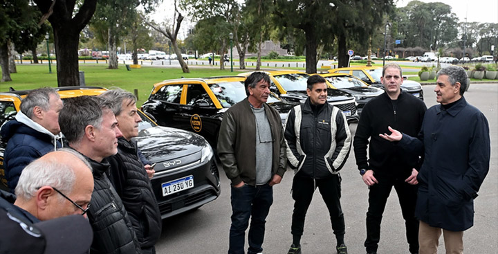 Impulsan taxis eléctricos
